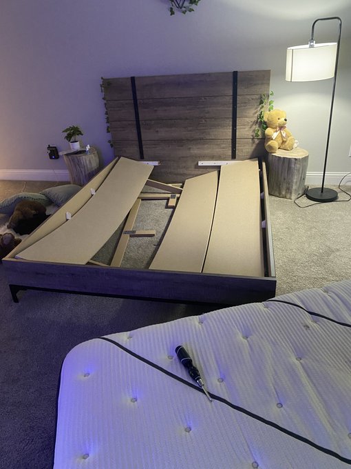 update on my bed lmfao, i just put the mattress on the ground for now 🤷🏻&zwj;♀️ https://t.co/eA0iVa2hEc