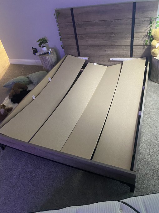 update on my bed lmfao, i just put the mattress on the ground for now 🤷🏻&zwj;♀️ https://t.co/eA0iVa2hEc
