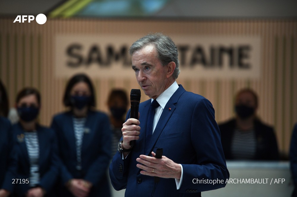 afpfr's tweet photo. Le numéro un mondial du luxe LVMH est en forme : avec un bénéfice net de 5,3 milliards d'euros au premier semestre, il retrouve de loin son niveau d'avant la pandémie de Covid-19, a-t-il annoncé lundi #AFP https://t.co/ndu4M7iHnA