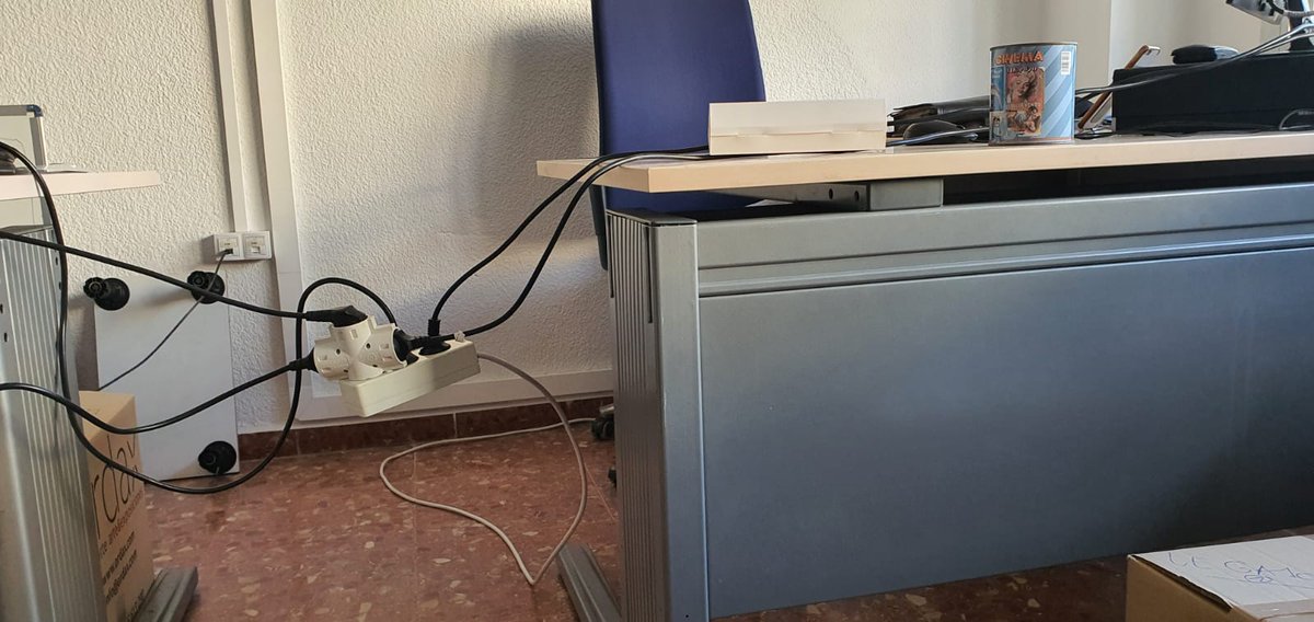 SupCadiz's tweet photo. El traslado d la comisaria d @policía desde el edificio del Piruli al antiguo edificio d la avenida tras gastar, q sepamos, más d 8 millones d €💰💰,está deparando imágenes d verguenza.🤦‍♀️🤦‍♂️
Urge una comisaria nueva, con el dinero invertido hasta la fecha ya estaría más q hecha. https://t.co/UxI20v3KrS