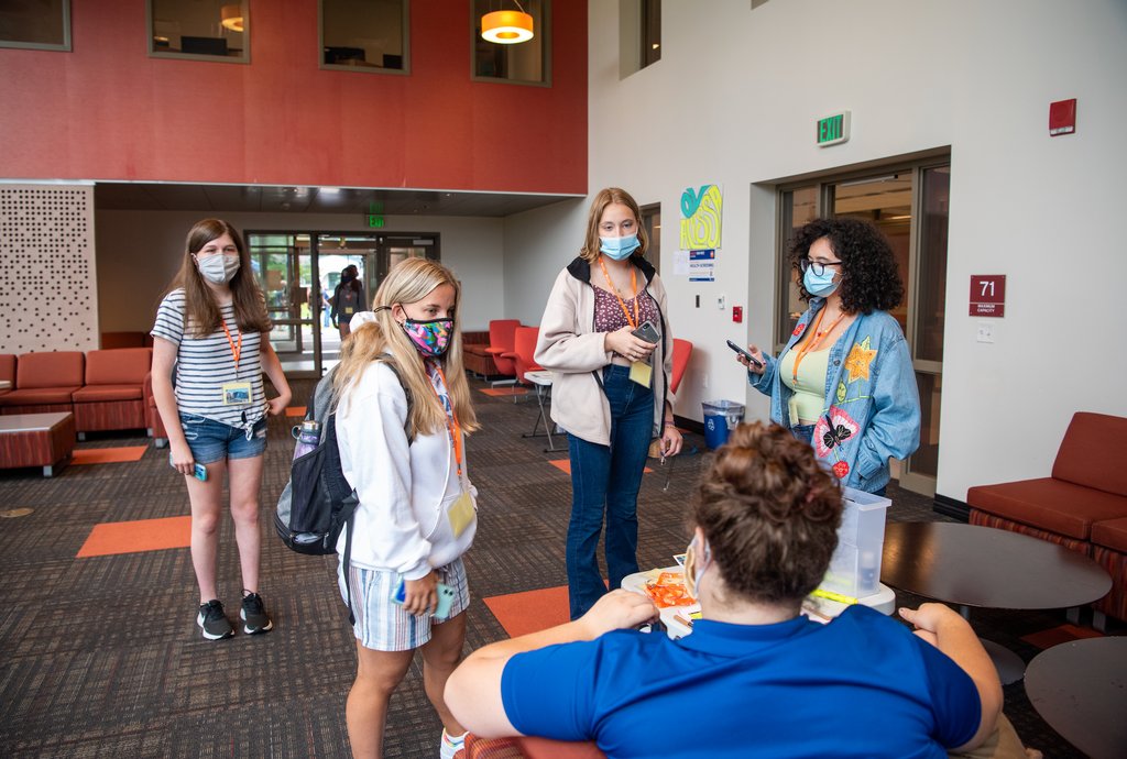 newpaltz's tweet photo. Session 5 begins today! Welcome to all our first year students and parents. #NPorientation #NPsocial #NewPaltz https://t.co/7bPiJyWloc