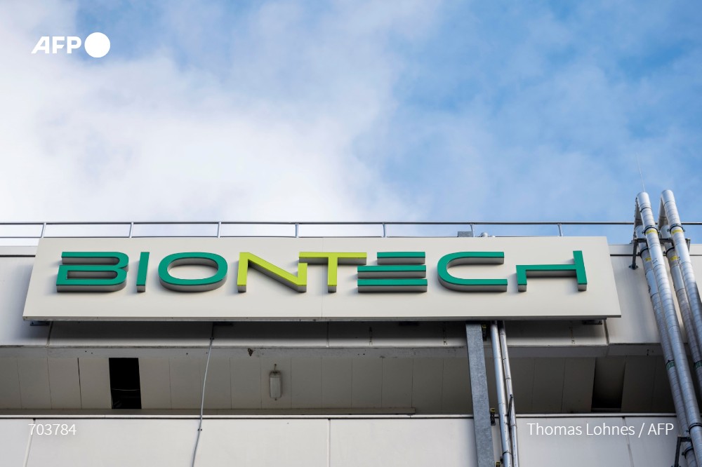 afpfr's tweet photo. Après avoir développé avec Pfizer un vaccin pionnier contre le Covid-19, le laboratoire allemand BioNTech a indiqué lundi vouloir appliquer la technologie prometteuse de l'ARN messager au paludisme en lançant l'an prochain des essais pour un vaccin #AFP https://t.co/AQedWGgO1L