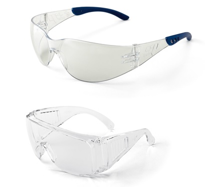 GAFAS DE PROTECCIÓN MARCA.
Mod. "SPY FLEX". Gafa de ocular unilente envolvente y patillas flexibles, policarbonato anti-ralladura y anti-empañante.
Mod. "VISITOR". Gafa visita ocular claro, gafa unilente de policarbonato, con tratamiento anti-ralladura.
