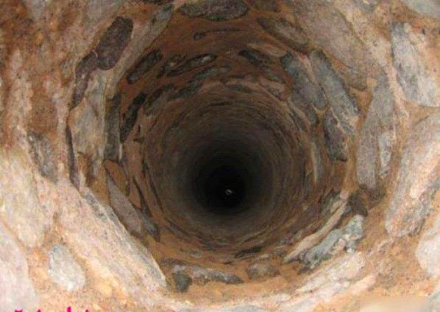 Hikaye
Günlerden bir gün, köylerden birinden bir çiftçinin eşeği kör kuyuya düşer. Eşek saatlerce acı içinde kıvranır ve bağırır. Sesinin duyan sahibi gelip baktığında zavallı eşeği kuyunun dibinde görür. Çaresiz çiftçi köylüleri yardıma çağırır....