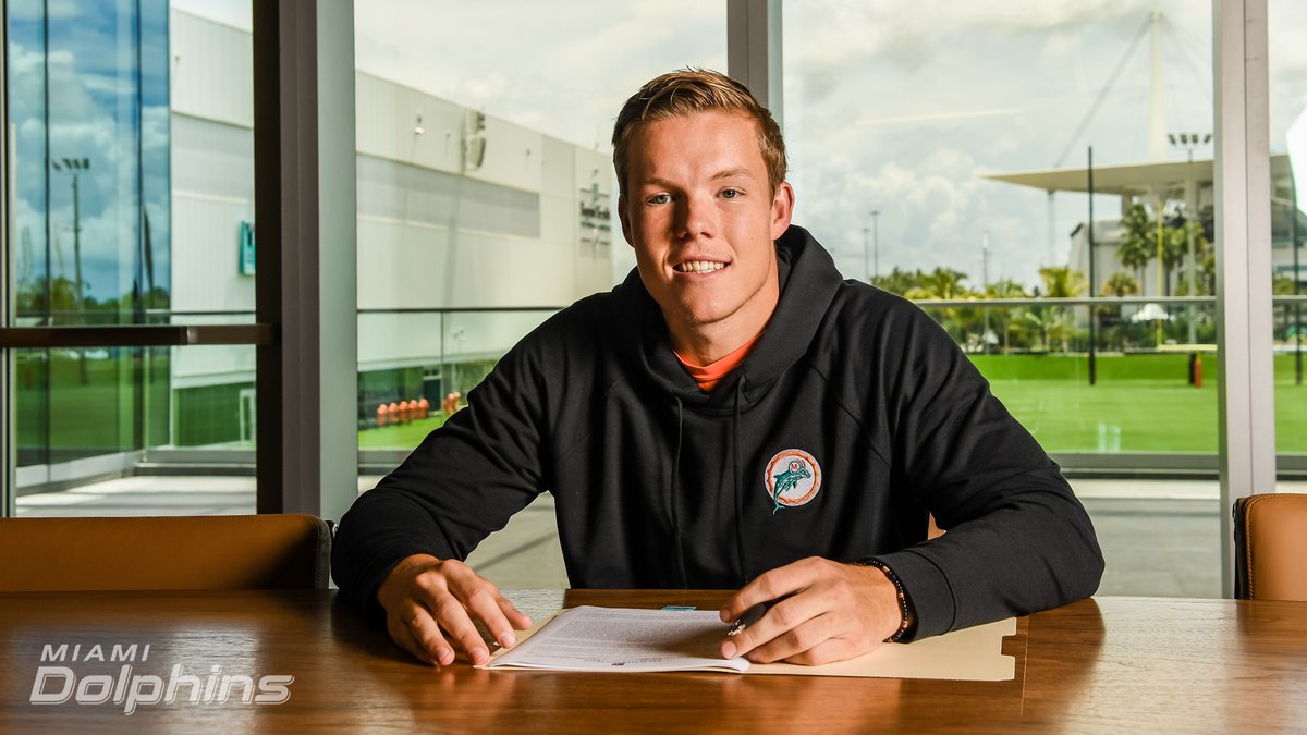 MiamiDolphins's tweet photo. .@HunterLong makes it official! #FinsUp https://t.co/aHco2zbGnj