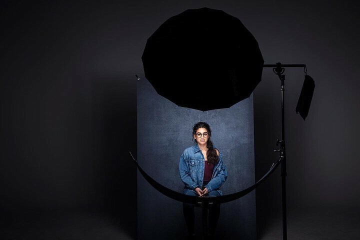 iso1200magazine's tweet photo. Behind the scenes by @heyhelloashley
New video out about avoiding glare when photographing a subject with glasses. For this shot I used @westcottlighting #FJ200 modified by a 43” Silver Deep Umbrella and an #Eyelighter reflector. Link to video in my bio.
•
•
•
#studioligh… https://t.co/IJX0qABYOm
