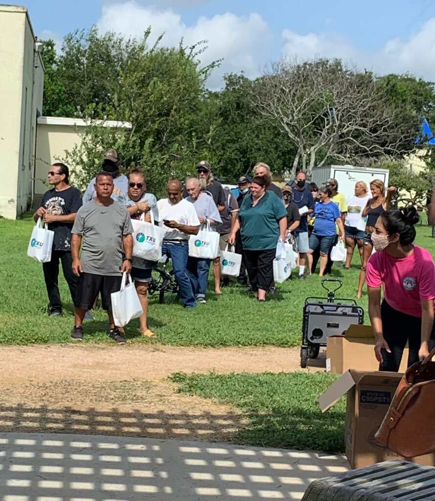 AlanSHolt's tweet photo. Helping Mission 911 with a fan giveaway on this hot Summer day!  Thank you to @txuenergy for donating the fans and to Mission 911 for having me out.  Also, thank you @MayorGuajardo, and the @PoccaPort for your support! https://t.co/r8SezXtp7l