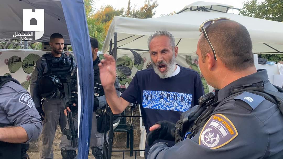 NewsMsdr's tweet photo. 🎥Photos|| People of Sheikh Jarrah confronted to Israeli Occupation's attempts to evacuate solidarity tent held in the neighborhood. Watch 👇👇 https://t.co/JW31h8uEeT