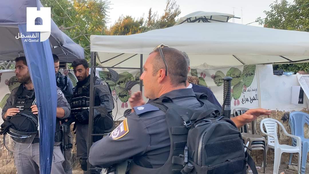 NewsMsdr's tweet photo. 🎥Photos|| People of Sheikh Jarrah confronted to Israeli Occupation's attempts to evacuate solidarity tent held in the neighborhood. Watch 👇👇 https://t.co/JW31h8uEeT
