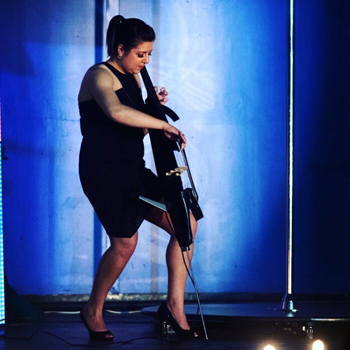 natalievcellist's tweet image. Love any show that requires glitter heels and my @yamahamusicusa electric 💜🙌🎶 #cellosolo #electriccello #rockcello #celloplayer #collaborate #livemusicphotography instagr.am/p/CRzKH3fgI-s/