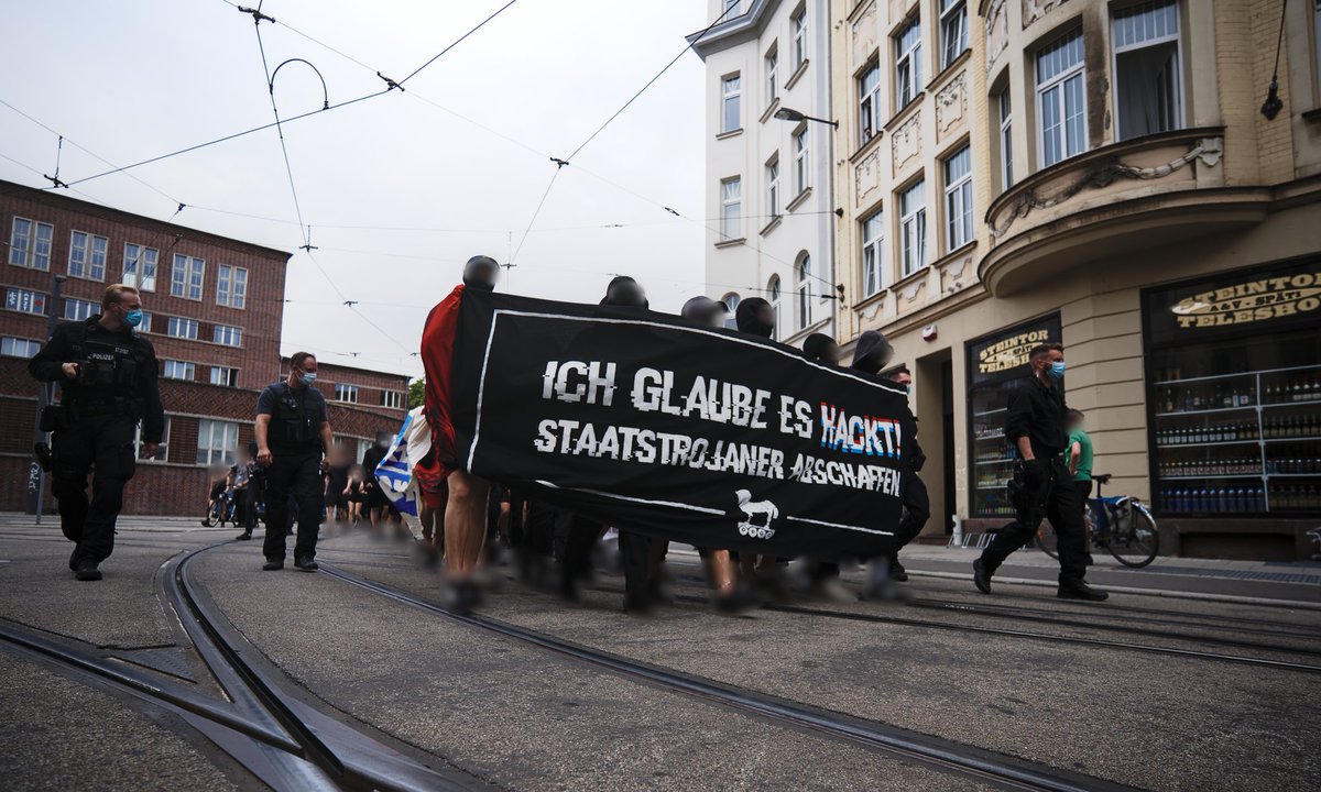 mic_weiland's tweet photo. Am vergangenen Samstag, dem 24.07., zog die Demonstrantion 'save our communication - Verfassungsschutz abschaffen' durch #Halle. Kritisiert wurde der sogenannte 'Staatstrojaner' sowie fehlende Kontrolle des Verfassungsschutz.
https://t.co/0NmUljnwMD
#HAL2407 https://t.co/R45dO0jzaO