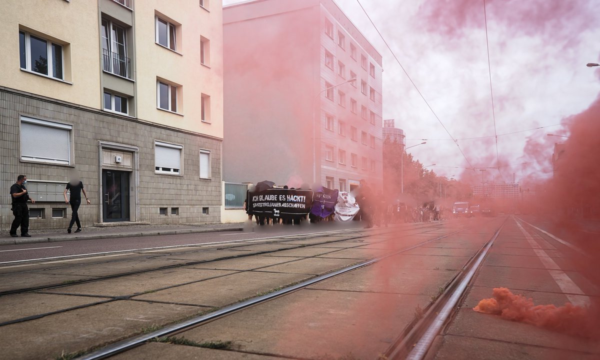 mic_weiland's tweet photo. Am vergangenen Samstag, dem 24.07., zog die Demonstrantion 'save our communication - Verfassungsschutz abschaffen' durch #Halle. Kritisiert wurde der sogenannte 'Staatstrojaner' sowie fehlende Kontrolle des Verfassungsschutz.
https://t.co/0NmUljnwMD
#HAL2407 https://t.co/R45dO0jzaO