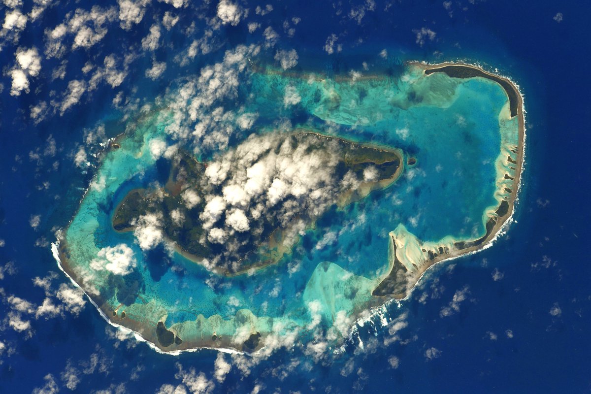 Thom_astro's tweet image. Ia or ana! 🤩🌺🌴🥥🦪🐠A flight over the French Polynesia is rare as they are so small 🏝and our orbit doesn't often take us over the area – let alone that I have time to grab the camera 📷. These wonderful islands look just as wonderful from 400 km above. flic.kr/p/2mdpWCr
