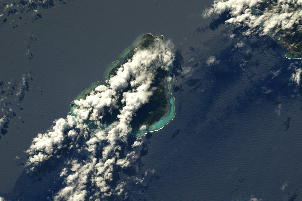 Thom_astro's tweet image. Ia or ana! 🤩🌺🌴🥥🦪🐠A flight over the French Polynesia is rare as they are so small 🏝and our orbit doesn't often take us over the area – let alone that I have time to grab the camera 📷. These wonderful islands look just as wonderful from 400 km above. flic.kr/p/2mdpWCr