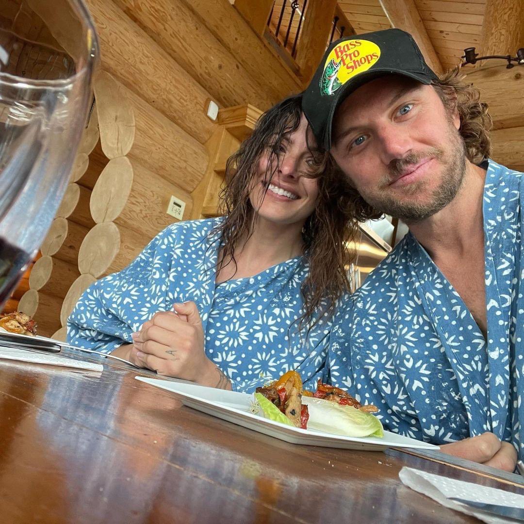 OfficialPLT's tweet photo. Billie &amp; Brad from Sex/Life are a couple in real life 😱❤️ #Netflix https://t.co/cDwQY8tHih
