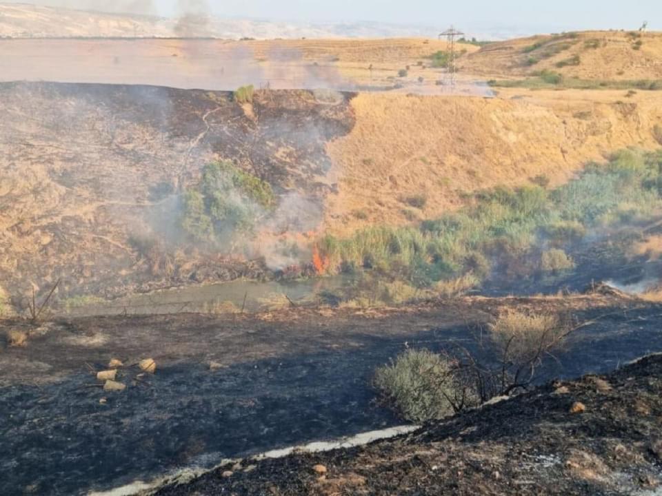 NewsMsdr's tweet photo. 🎥Photos|| Large fires erupted on border with Jordan and Israeli Civil Defense tried to control them. Watch 👇👇 https://t.co/YdOi0dBaBS