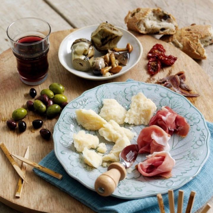 Wine and cheese. 
Cheese and wine.
Never was there a more perfect match. What’s your favorite Parmigiano Reggiano wine pairing?

#nationalwineandcheeseday 
#parmigianoreggianousa