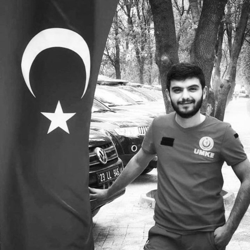 SaglTum's tweet photo. Görevi başında hayatını kaybeden bir çalışan nasıl olurda görev şehidi sayılmaz??
Aynı durum asker yada polis için olduğunda şehit sayılırken sağlık çalışanlarında neden sayılmaz?
#UfukKarataslıGörevŞehididir https://t.co/C3pZG9tn8j