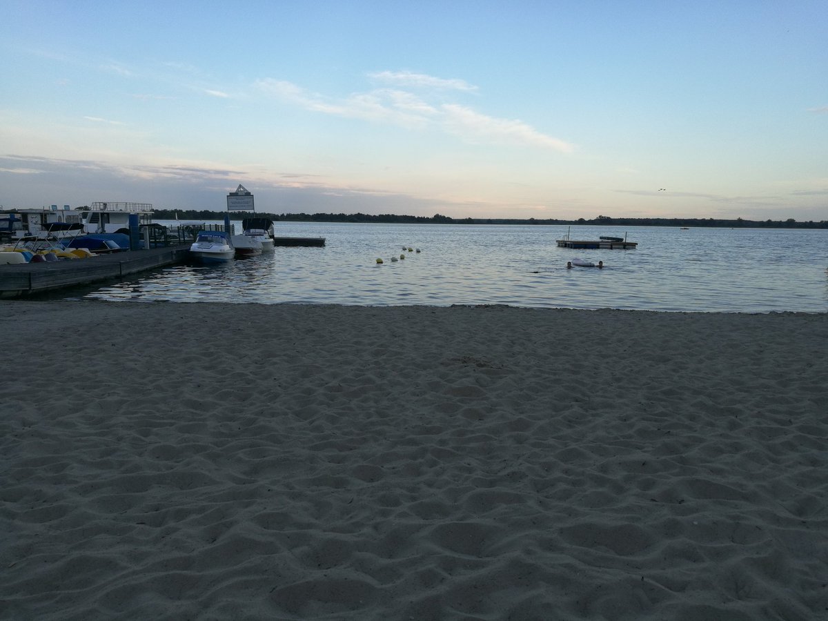 vlindermaan's tweet photo. Vorhin sah es nach Unwetter aus und wir haben schon alles am Boot gesichert und nun ist der See wieder so wunderschön ruhig. Ich glaube ich schwimme noch ein Stück. #Plauersee https://t.co/pXsFoyFNYP