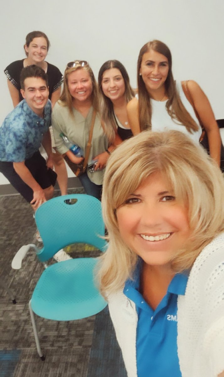 ChristyRecruit's tweet photo. Happy Monday and Arrivals Day!! A big welcome to our new magic makers! Check out my IG: christym0607 for more arrival photos and stories! ❤ https://t.co/iRwbpD85eQ