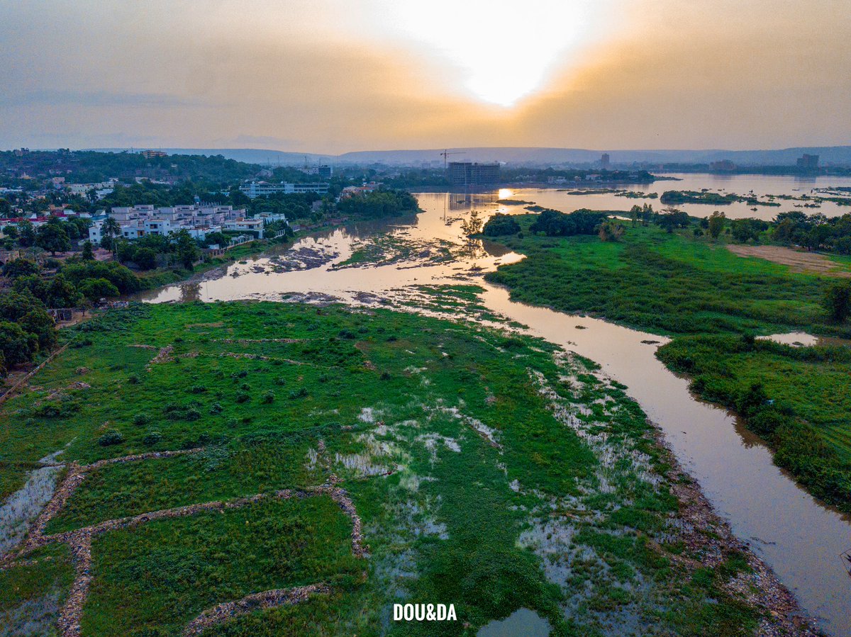 doulbi113's tweet image. Le fleuve est dans un mauvais état. 
Soyons responsables ♻️
DOU&amp;amp;DA 📷