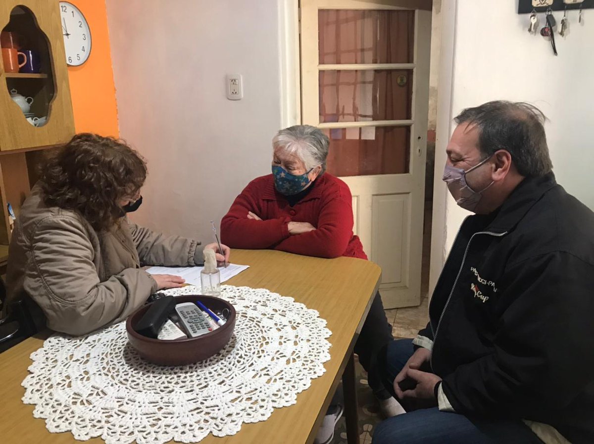 fabiorovere1's tweet photo. 🏠😀Seguimos visitando familias que avanzan con el trámite de escrituración de sus viviendas gracias al asesoramiento gratuito sobre #LeyPierri que brindamos desde el Centro de Estudios Regionales #CapitánBermúdez. https://t.co/alhS95xL3Q