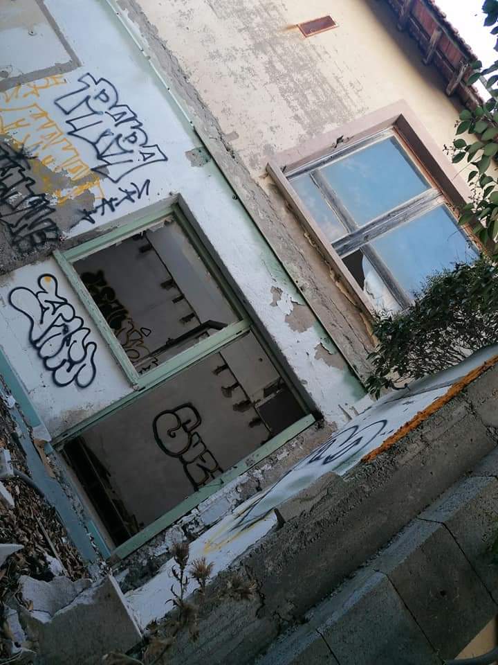 PerlesUrbex's tweet photo. On est toujours #lundivomi et pour changer des photos trop retouchées, en voilà quatre qui filent la gerbe à cause du cadrage. #maldemer 🤢 https://t.co/YdOR2veoyt