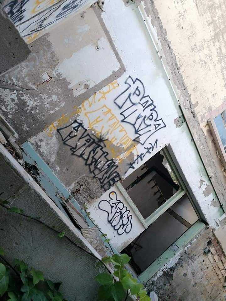 PerlesUrbex's tweet photo. On est toujours #lundivomi et pour changer des photos trop retouchées, en voilà quatre qui filent la gerbe à cause du cadrage. #maldemer 🤢 https://t.co/YdOR2veoyt