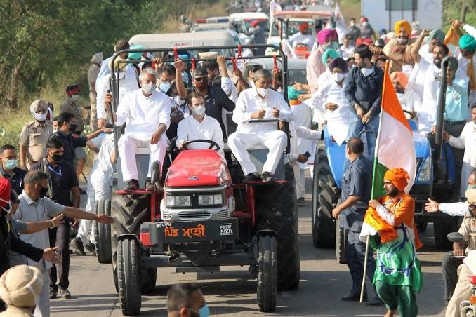 ArzathB's tweet photo. #राहुल_चलाएँ_ट्रैक्टर_मोदी_सबसे_बड़ा_एक्टर     
 Leader👇                 bakwas actor👇

@NayakRagini https://t.co/WnA3oI7iWK