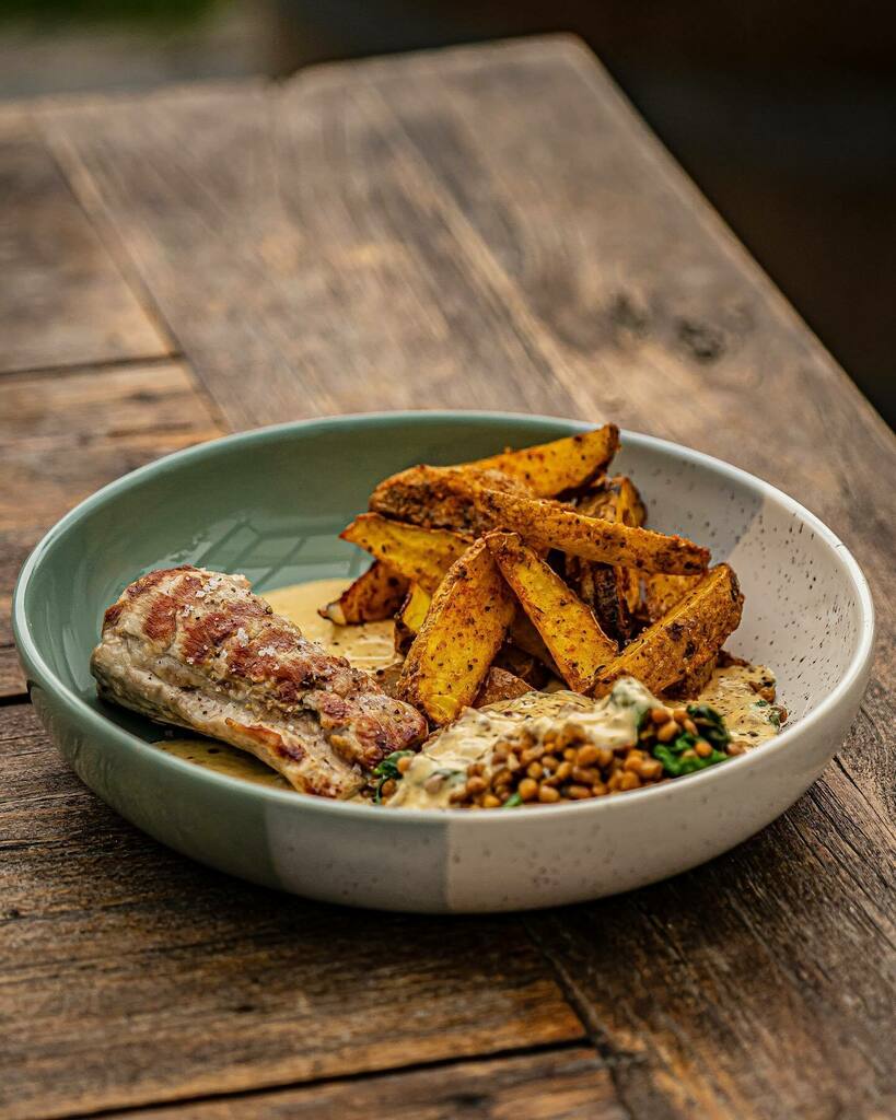 Soulfood für die ganze Familie 😋

Wie wäre es mit rosa gebratenen Schweinefilet mit Kartoffelwedges auf Linsen mit Blattspinat und einer leckeren Sahnesoße, abgeschmeckt mit etwas Senf, frischen Kräutern sowie Pfeffer&amp;Salz😋👌🏻 

Kann sich als Abendessen doch mehr als nur sehe…