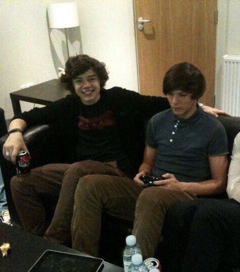 cherry_lt28's tweet photo. cosa diavolo sta succedendo????
#Larry #useen #LarryIsReal https://t.co/NIokMjI7eK