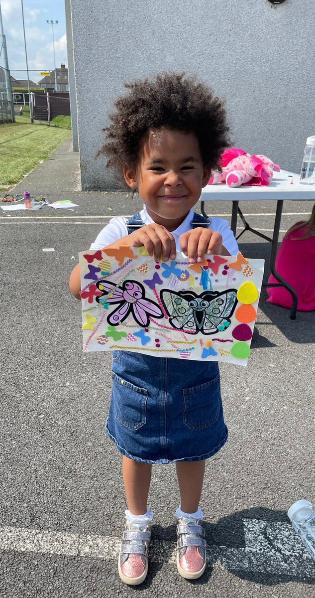fasidelunchclub's tweet photo. Concentration faces playing board games today ♟ being creative with arts &amp; crafts ✍️ &amp; playing football ⚽️ enjoying the last of the sunshine. 

Check out how proud she is of her wonderful picture 😀🥰 https://t.co/N0ZvoVabc7