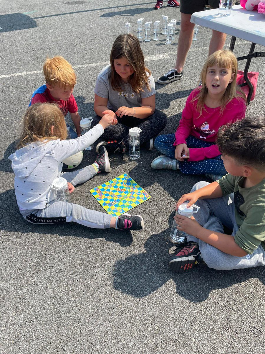 fasidelunchclub's tweet photo. Concentration faces playing board games today ♟ being creative with arts &amp; crafts ✍️ &amp; playing football ⚽️ enjoying the last of the sunshine. 

Check out how proud she is of her wonderful picture 😀🥰 https://t.co/N0ZvoVabc7