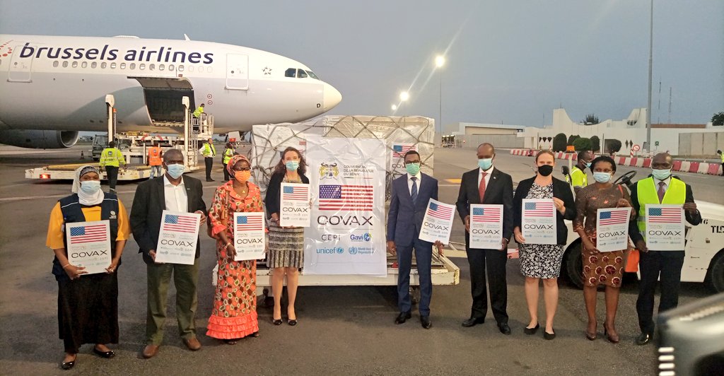 gouvbenin's tweet image. Les États-Unis font don de 302.400 doses de vaccins #Covid19 Johnson &amp;amp; Johnson au Bénin dans le cadre des efforts globaux pour combattre la pandémie de la #Covid19. Les vaccins ont été réceptionnés ce lundi 26 juillet 2021 par le #MS, #BenjaminHOUNKPATIN, à l'@AeroportCotonou.