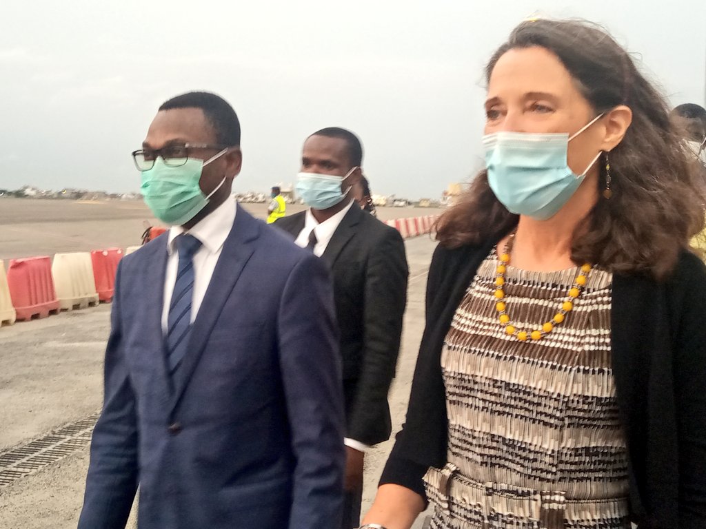 gouvbenin's tweet image. Les États-Unis font don de 302.400 doses de vaccins #Covid19 Johnson &amp;amp; Johnson au Bénin dans le cadre des efforts globaux pour combattre la pandémie de la #Covid19. Les vaccins ont été réceptionnés ce lundi 26 juillet 2021 par le #MS, #BenjaminHOUNKPATIN, à l'@AeroportCotonou.