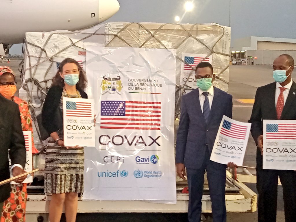 gouvbenin's tweet image. Les États-Unis font don de 302.400 doses de vaccins #Covid19 Johnson &amp;amp; Johnson au Bénin dans le cadre des efforts globaux pour combattre la pandémie de la #Covid19. Les vaccins ont été réceptionnés ce lundi 26 juillet 2021 par le #MS, #BenjaminHOUNKPATIN, à l'@AeroportCotonou.
