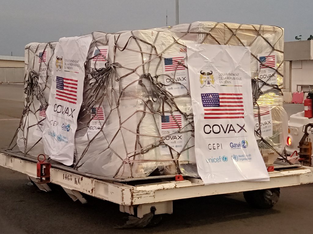 gouvbenin's tweet image. Les États-Unis font don de 302.400 doses de vaccins #Covid19 Johnson &amp;amp; Johnson au Bénin dans le cadre des efforts globaux pour combattre la pandémie de la #Covid19. Les vaccins ont été réceptionnés ce lundi 26 juillet 2021 par le #MS, #BenjaminHOUNKPATIN, à l'@AeroportCotonou.