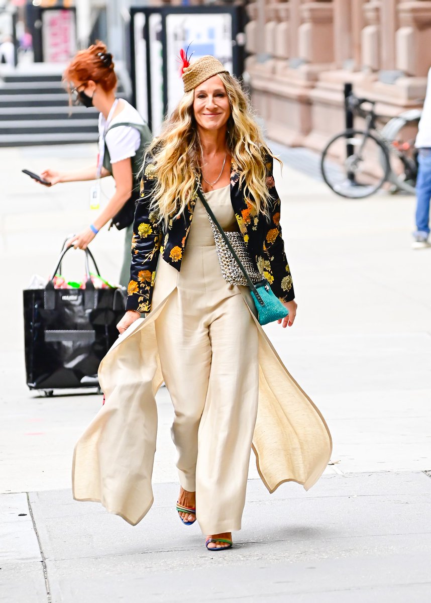 voguemagazine's tweet photo. Even a fashion junkie like Carrie Bradshaw sees the advantages to recycling and shopping her own wardrobe https://t.co/muoRDfhtX5 https://t.co/zYfLo9MTRT