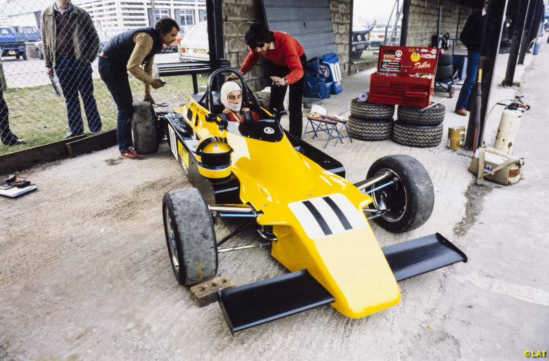 Ritaporfiris_'s tweet photo. Simpler times.
Ayrton in the pits #FF2000 #AyrtonSenna #sennaforever @FormulaOneWorld @Quickclaw46 https://t.co/HNmCa48Hvv