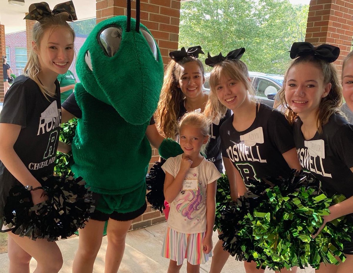 We loved welcoming so many campers today for cheerleading mini camp! 🎀