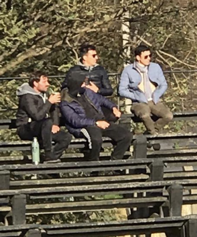 Mauricio Larriera está observando el partido de Tercera División entre <a href="/OficialCAP/">PEÑAROL</a> y Wanderers. Gana el carbonero 2 a 0 con goles de Nicolás Rossi y Franco Martínez