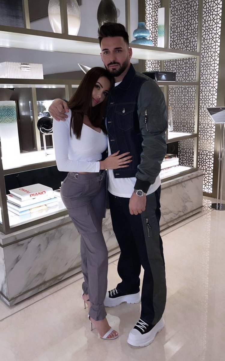 eboqueenstar's tweet photo. A la vie à la mort ❤️ @Nabilla @ThomasVergara https://t.co/YoF38BIFjN