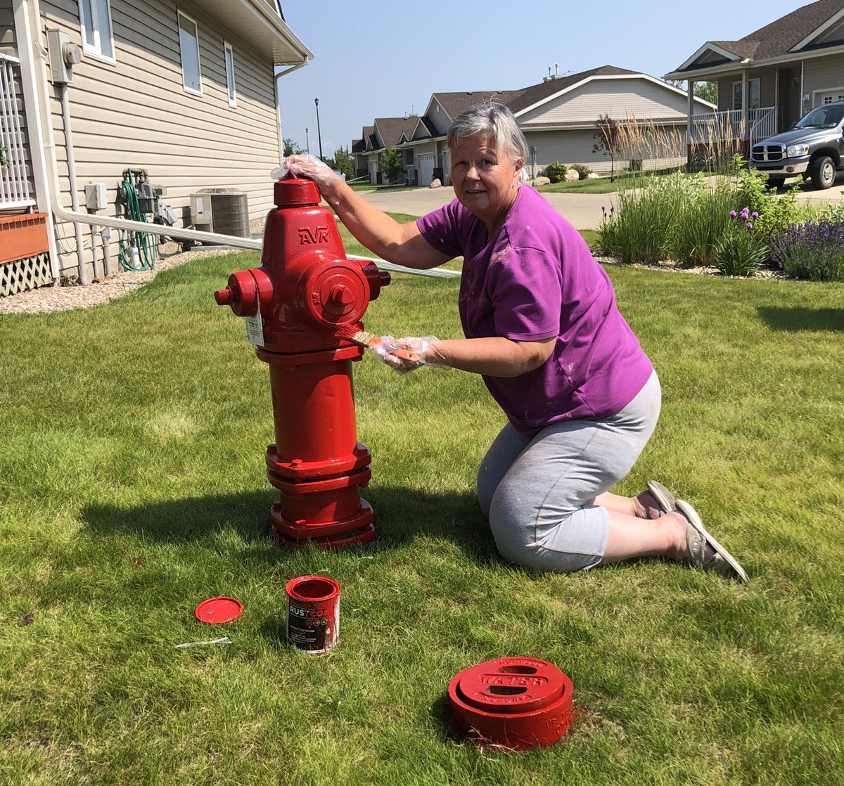 ssemanuik's tweet photo. Hey - my mom is painting hydrants at her condo in Alberta. @OCWAnews can we hire her? #hydrantselfie #retired #fireenginered https://t.co/dTq1jVdFOS