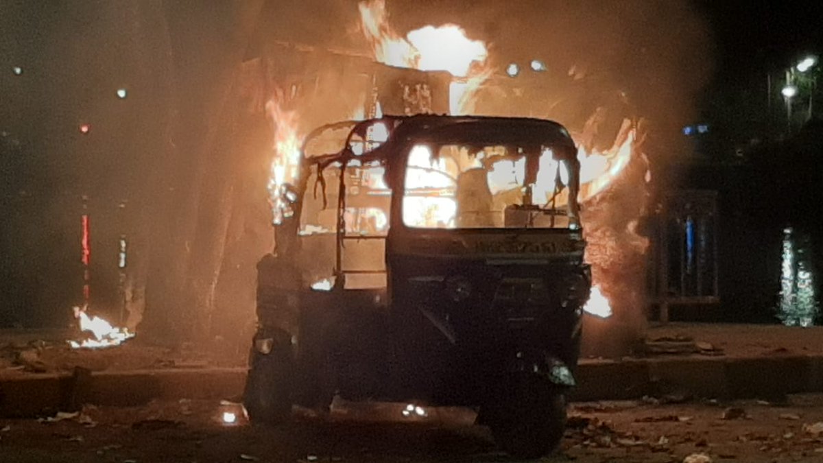 RakhangeBolto's tweet photo. 2Rickshaws Burnt down at #BANDRA Talao
V request proper Maintainance of the #Talao
@Asif_Zakaria @ShelarAshish @mybmcWardHW @bandrabuzz @PotholeWarriors @PotholeTeam @Asifbhamlaa @SaherABhamla @Iamrahulkanal @yuvasenabandraw https://t.co/ef3rY7czY1