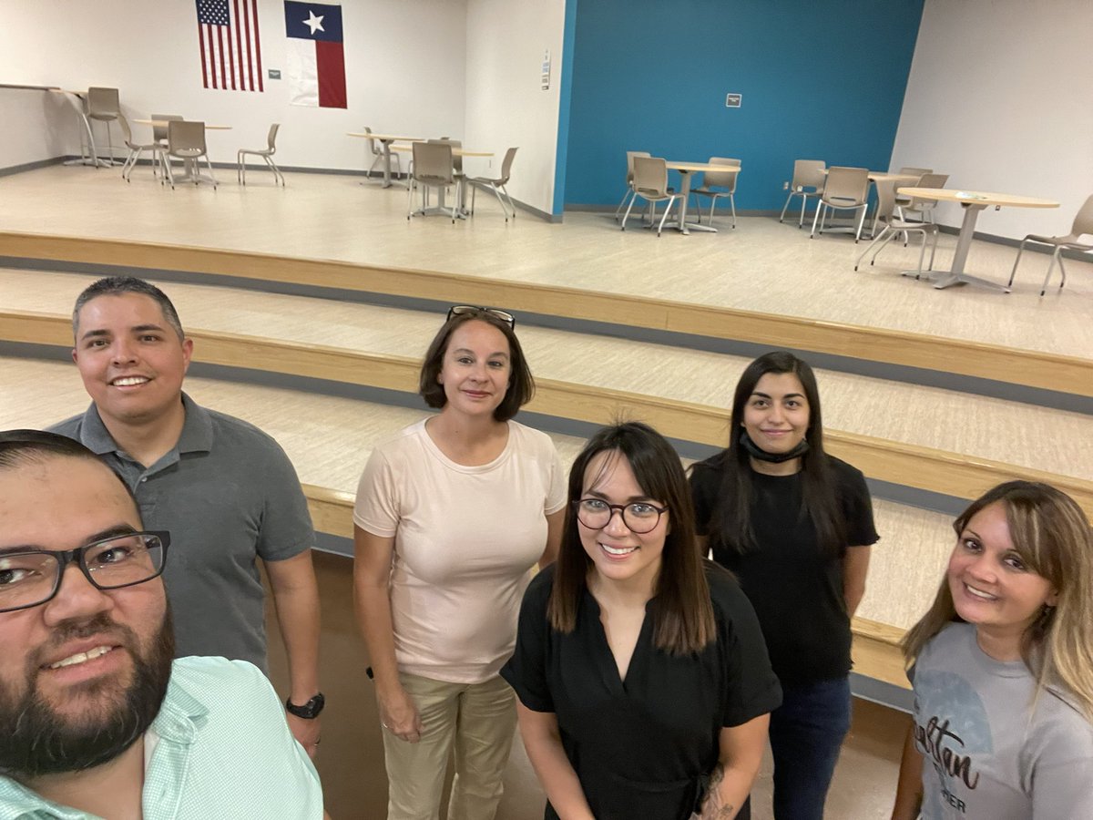 piherna8's tweet photo. @PHHS We are at “the place wherestudents can study” #rise #leavenodoubt https://t.co/yM2s9Buuf5