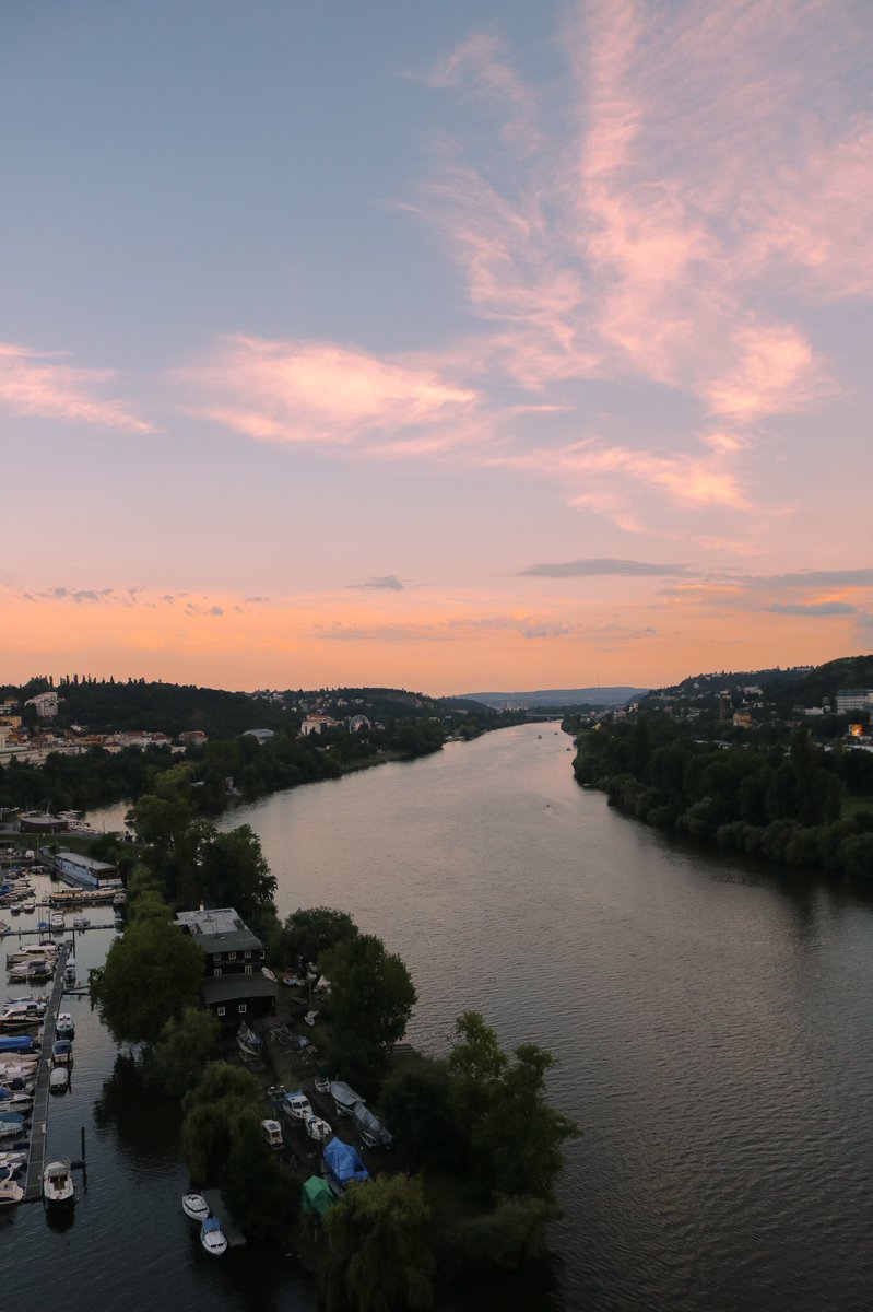 Robbers_97's tweet photo. vysehrad - prague 🌉 https://t.co/Y2P6IxaB07