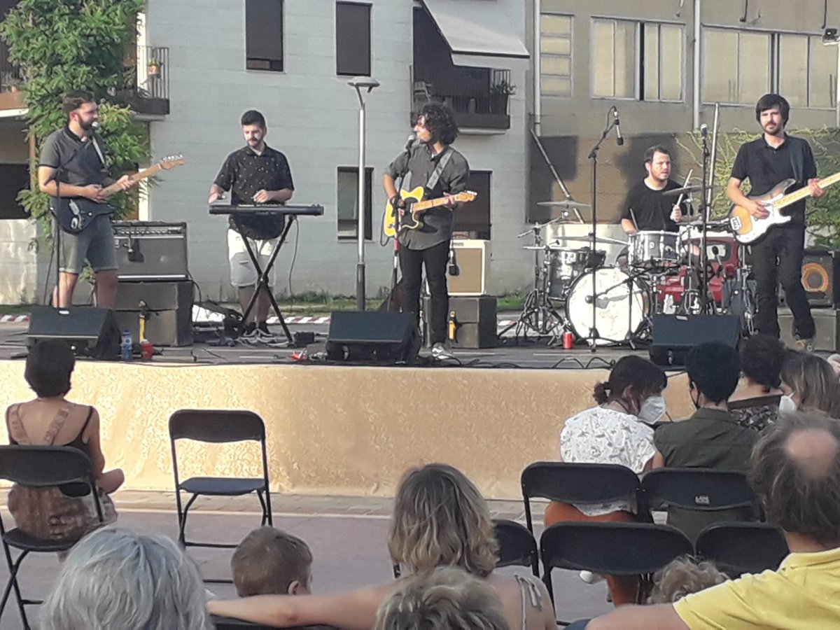 mmartinezdia's tweet photo. Un altre cap de setmana de #CulturaalsCarrers #santfeliu amb @seikos_official i #Karabash https://t.co/ZeTFl0qlcf