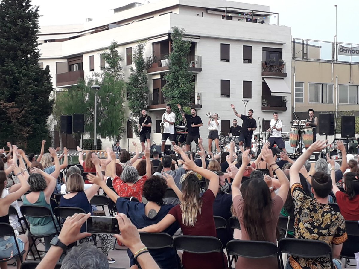 mmartinezdia's tweet photo. Un altre cap de setmana de #CulturaalsCarrers #santfeliu amb @seikos_official i #Karabash https://t.co/ZeTFl0qlcf