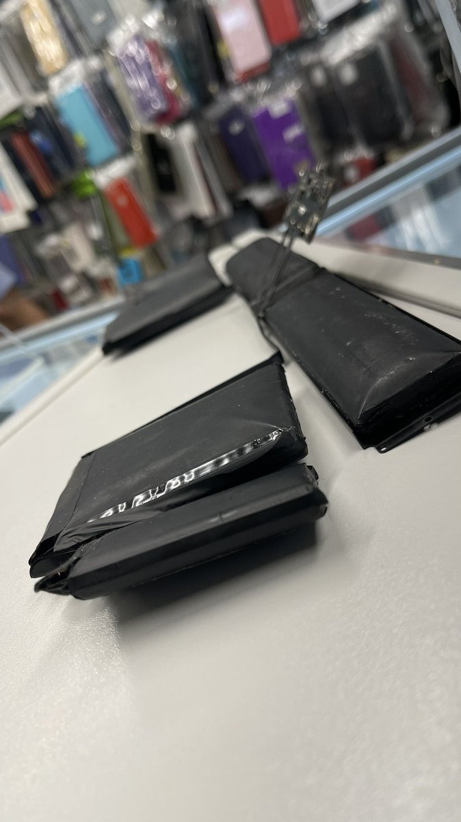 BANNERWORX's tweet photo. DJ Life, when your MacBook wants to turn into a ticking time bomb 😩😩. Pictures don’t do it justice, just know that whole battery pack was ready to explode 🤯 everything curved should be flat. Fingers crossed it’s back for the weekend. https://t.co/Xliy628Sue