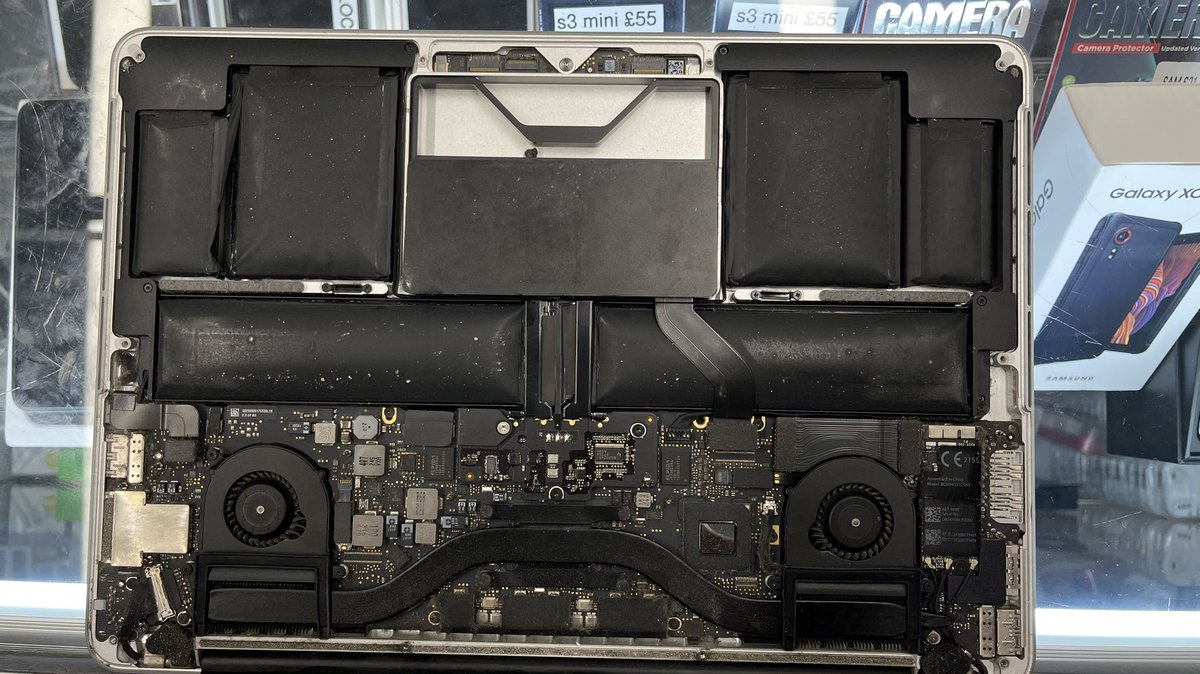 BANNERWORX's tweet photo. DJ Life, when your MacBook wants to turn into a ticking time bomb 😩😩. Pictures don’t do it justice, just know that whole battery pack was ready to explode 🤯 everything curved should be flat. Fingers crossed it’s back for the weekend. https://t.co/Xliy628Sue
